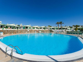 Bungalow Vista Golf con terraza y piscina